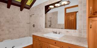 Private 4 Bedroom Retreat on 5-Acres Cottage Lake Gallery 23