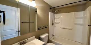 Pet-Friendly 4 Bedroom Home with Fenced Yard & Air Conditioning Gallery 7