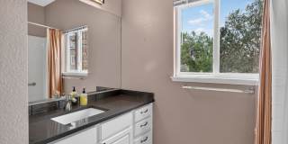 Updated 3BD/3BA Townhome: Quartz Counters, Full Basement Suite/Home Theater, Central A/C Gallery 16