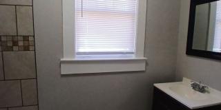 Newly Renovated 1BR/1BA Duplex near U of M Gallery 5