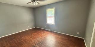 Charming 3 bed 1 bath with garage in quiet neighborhood! Gallery 6
