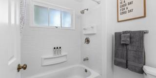 Charming 2 Bed 1 bath "fully furnished monthly rental" in La Jolla Village. Gallery 31