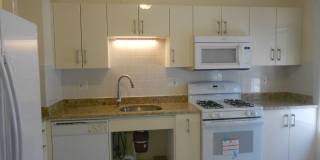Huge 4 bedroom unit with A/C,  in-unit laundry and parking in Oak Square! Gallery 20