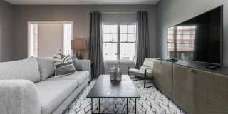 Fully Furnished Townhome Blocks Away From Downtown Gallery 8