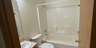 Close to COCC!  Townhouse, 2.5 Bath, W/D Hookups, Gas Fireplace, Water/Sewer Paid, Garage Gallery 9