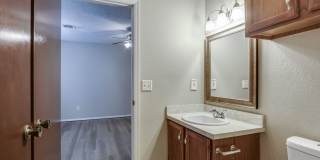2 Bed Jack & Jill Bathroom  2 Car Garage With Office In The Heart of Yukon! Gallery 27