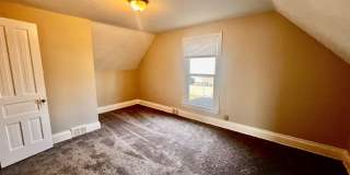 Ginormous 6 Bed Single family home with all Appliances Near Lake Michigan! Gallery 25