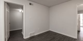 Colonial Apartments Gallery 57