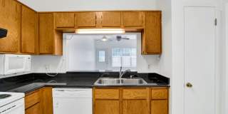 Spacious 2 Bed/2.5 Bath Townhome in POOL CONDO COMPLEX! Gallery 9