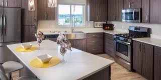 Yacht Harbor Club Gallery 22