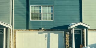 Charming Townhome, Prime Location, Cozy Living Gallery 1