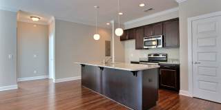 Bright & Stylish 3BR Flat in the Historic District — Gated Parking Gallery 8