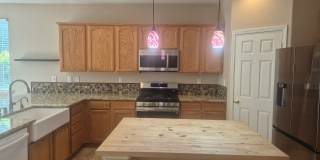 Beautiful 4 Bedroom 2.5 Bath with loft Gallery 8