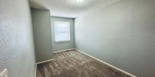 {1423} Updated Townhome + Two Car Garage + Fenced Yard + Lawncare Included Gallery 12