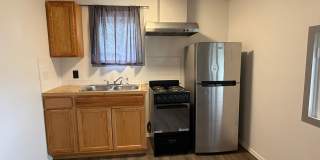 Charming 1 Bed Apartment | Hardwood Floors + Near Downtown! Gallery 5