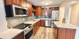 Beautiful 1 bed 1 bath executive condo! Heated parking, gym, sauna! Gallery 1