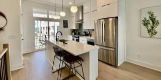 629 N Queen Street Gallery 17