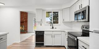 Great Location! - 3 Bedroom Valley Home! Gallery 1