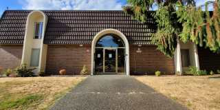 Conveniently located South Kirkland near Downtown-Laurel Park Gallery 17