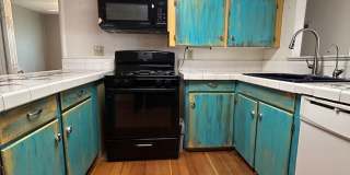 Beautiful 2 Bedroom 1 Bath / Washer  Dryer Included / Large Yard! Gallery 1