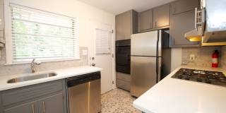 Spacious 2 Bedroom w/ Pool Less Than 1 Mile From Heart of Buckhead!! Gallery 1