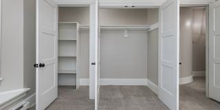 Elegant Renovation! HUGE 1 Bed 1 Bath Available Now! Gallery 23
