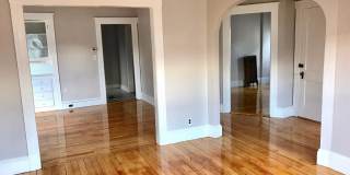 Modern Brighton 4-bed/2-bath with Deck Gallery 9