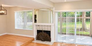 Large 3 bedroom Townhome with Community Pool and Garage Gallery 1