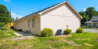 Spacious 3-Bed Duplex in Central Spokane — Washer/Dryer Included Gallery 19
