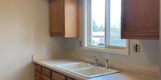 2 Bedroom 2 Bath Townhome w/ large 2 car garage - Freshly remodeled - Available Now Gallery 9