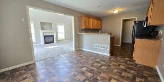 3 Bedroom Duplex in Normal! Gallery 8