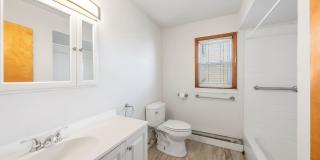 Large 3 Bedroom Apt + Private Office Space Gallery 20