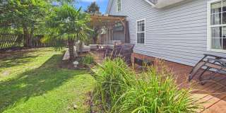Beautiful 3 bd/ 2.5 house with Renovated Kitchen Gallery 43