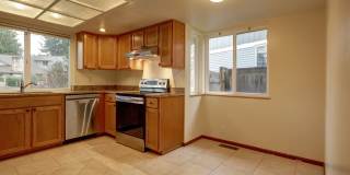 Bright spacious 4-bedroom 2.5 bath home in Bellevue Gallery 9