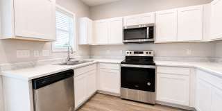 2 Bed/2.5 Bath Townhome-Close to Downtown Clayton! Gallery 1