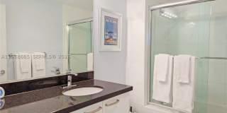 225 Collins Ave Gallery 7