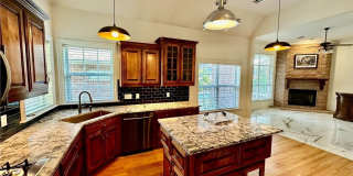 Prime Location 4 Bedroom 3 1/2 bath 2 garages! Gallery 13