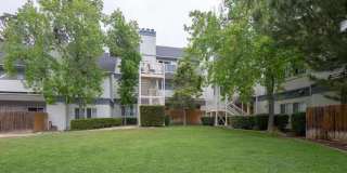 2 Bedroom, 2 Bathroom + Loft - Top Floor Condo in Parkwood Village Gallery 1