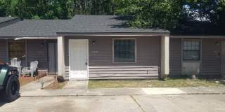 Check Out This 2 bedroom/1 bathroom Duplex! Gallery 1