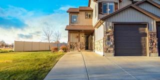 Beautiful end unit town home with garage Gallery 1