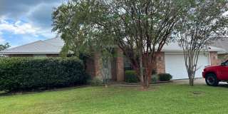 4BR/3BA with privacy fenced backyard Gallery 1