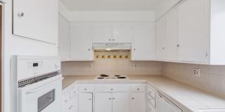 HUGE TOP FLOOR 2 BED 2 BATH IN PRIME SANTA MONICA! -FIREPLACE, BALCONY & GARAGE PARKING SPACE Gallery 19