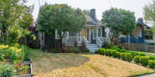 Beautiful Remodeled House with Fenced Yard in Maple Leaf Gallery 4