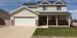 Beautiful 4 Bed / 2.5 Bath Home in Quiet Neighborhood Gallery 1