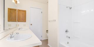Redmond 3 Bedroom 1.5 Bath Garage Duplex Gallery 21
