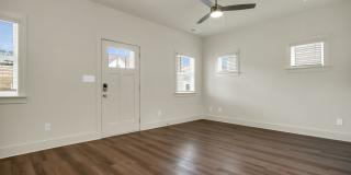 1 Bedroom home with Fenced Backyard! Gallery 3
