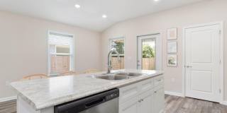 Like New in Heart of Crestview - AVAILABLE IN MAY! Gallery 16