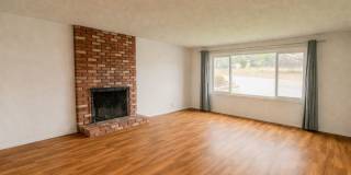 4-Bedroom House with Fenced Backyard **Fresh Paint and New Flooring Gallery 5