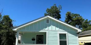 Classic Savannah Cottage with Modernized Interior, Fully Fenced Backyard Gallery 1