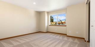 Beautiful 3-Bedroom Townhome Near Licton Springs Park Gallery 13